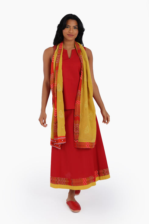 Sleeveless cotton top with round neckline